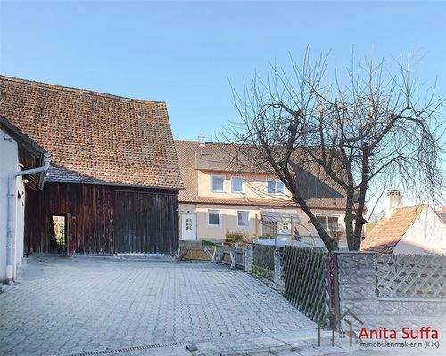 Einfahrt und Blick durch die Scheune
