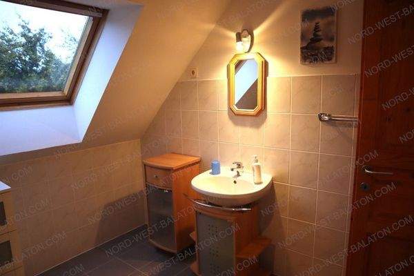 Studio mit Wohn-/Essbereich, Küchenzeile und Bad