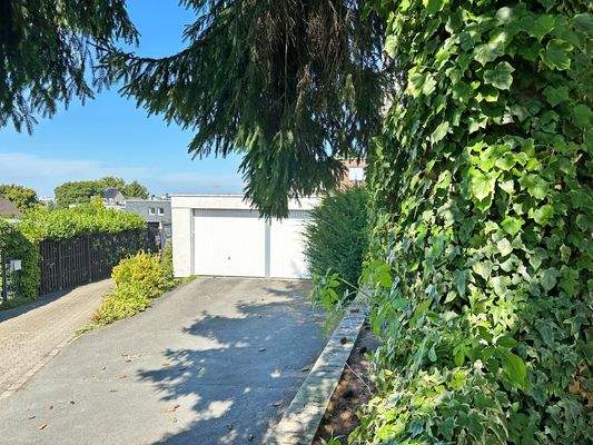 Garagen im hinteren Bereich