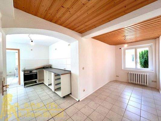 Blick in die Küche und dem Essbereich/Gast/Büro