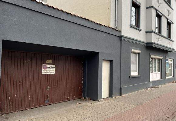Garage und Zugang zum Hinterhof