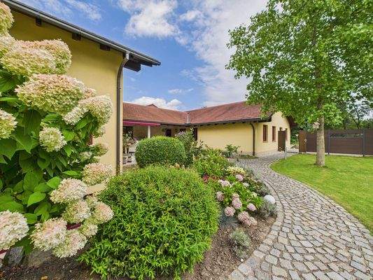 Weg zum Betriebsgebäude