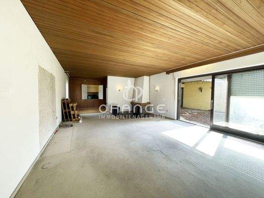 ...und geht direkt in das großzügige Wohnzimmer über...