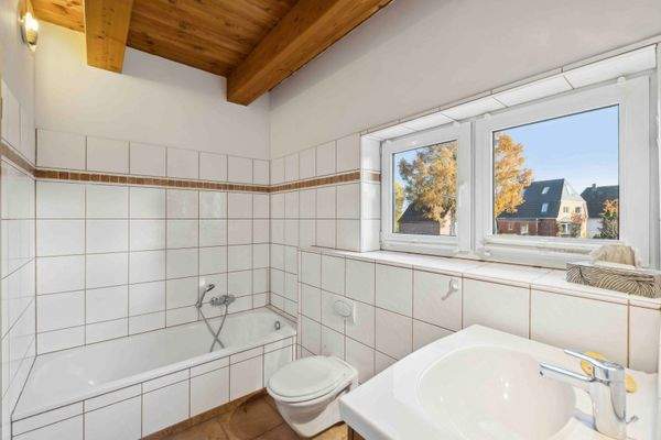 Badewanne und Dusche 1.OG