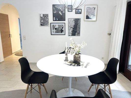 Toller Essbereich mit Zugang zur Terrasse und in den Garten