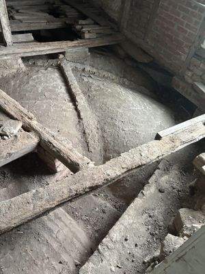 Gewölbe freigelegt mit Blick zum Keller