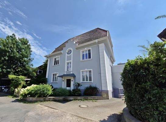 Hausansicht mit Carport