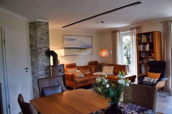 Gemütlicher Wohnbereich mit Ofen