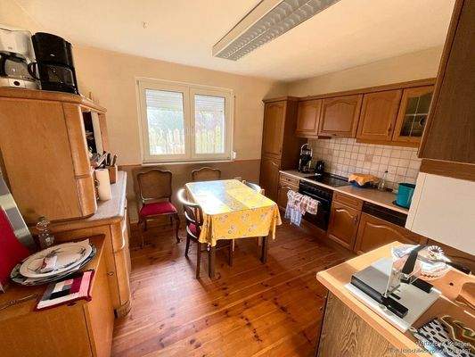 Blick in die Küche mit Platz für einen Esstisch