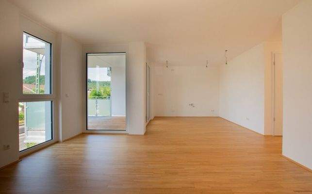 Helles Wohn- und Esszimmer