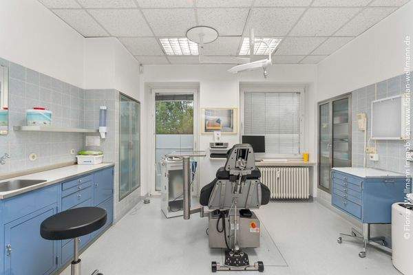 Behandlungsraum 2 der Praxis im 1. Obergeschoss.