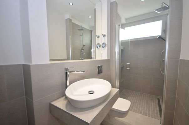 Modernes Luxus-Badezimmer