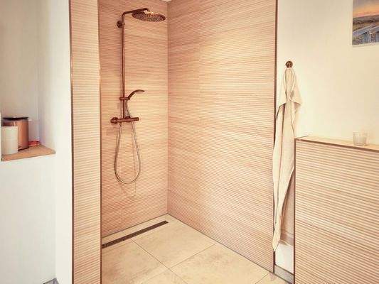 begehbare Dusche mit schicken Accessoires