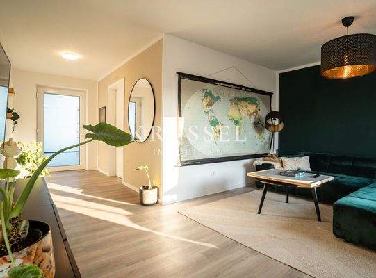 Offener Wohnbereich mit bodentiefen Fenstern, viel Tageslicht ...