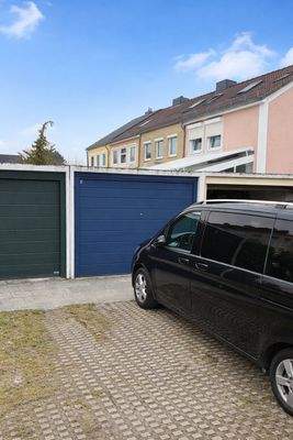 Garage mit Rolltor und Stellplatz_blau.jpg