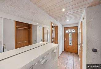 Freundlicher Eingangsbereich mit praktischer Garderobe und großflächigem Spiegel