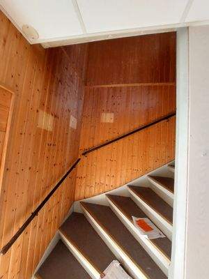 019 - Flur unten mit Sicht Treppenhaus nach oben