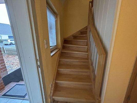 Massive Buchentreppe in das DG