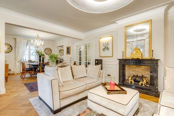 Wohnzimmer mit Kamin 