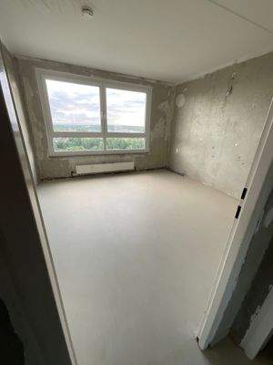 Beispielhaftes Schlafzimmer mit tapetenfreien Wänden und hellem Linoleumboden