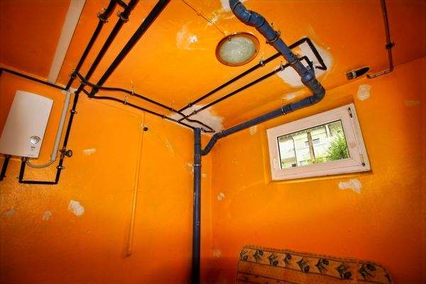 Kellerraum mit neuen Versorgungsleitungen und Durchlauferhitzer