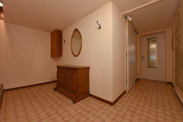 massiver Keller mit Innen-und Außenzugang