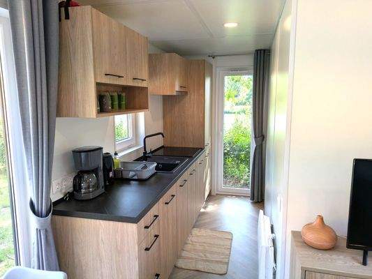 Küche mit Induktionskochfeld