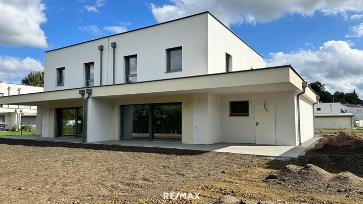 Gartenansicht mit Terrasse Richtung Westen