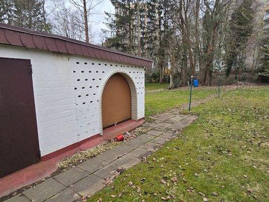 Außen Partyraum hinter Garagen Bild 1.jpg