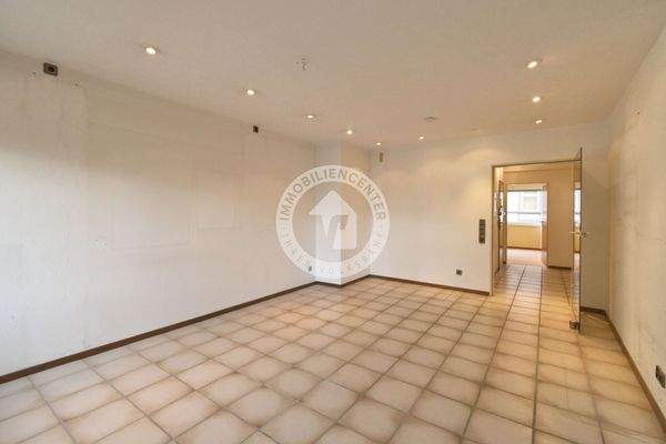 Wohnzimmer leergeräumt (Blick 2)