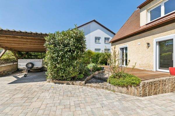 Einfahrt, Carport und Terrasse