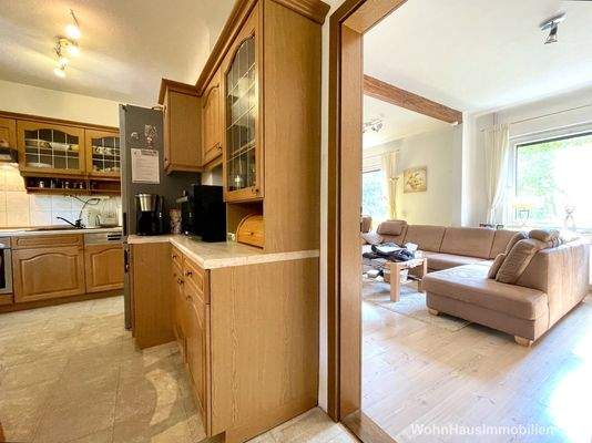 Die Küche grenzt an das Wohnzimmer