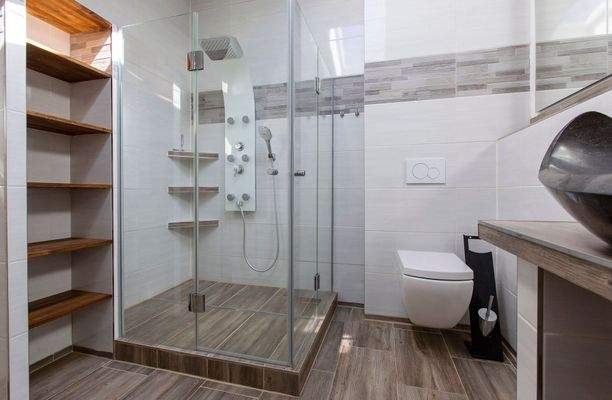 Echtglas-Dusche mit Extras