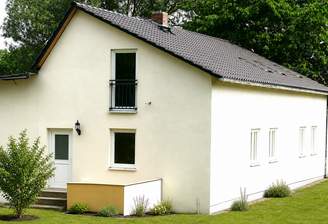 Ein Zweifamilienhaus mit Halle