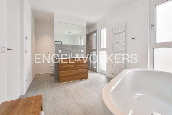 Eltern-Badezimmer mit Fußbodenheizung, Handtuchheizkörper und Einbauten von "Villeroy und Boch"