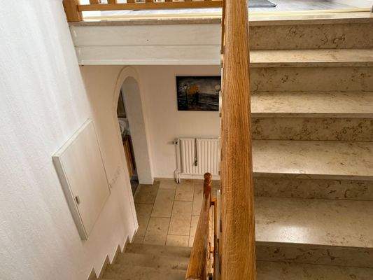Treppenhaus mit Holzgeländer