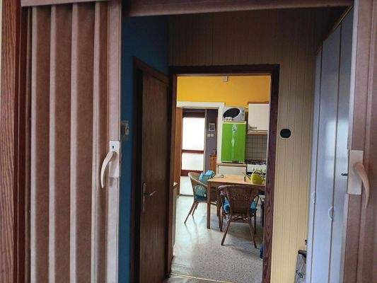 Blick vom Wohnz. in d. Küche