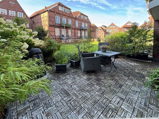 Blick von der Terrasse in den Garten