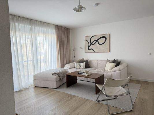 Lichtdurchflutetes Wohnzimmer inkl. Ausstattung