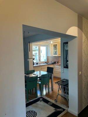 Blick vom Flur auf Essbereich und Küche