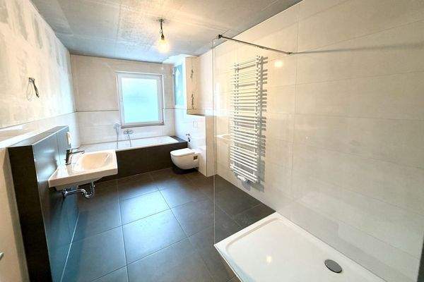 Bad mit Dusche und Wanne