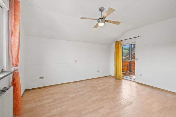 Zimmer im OG mit Zugang Balkon