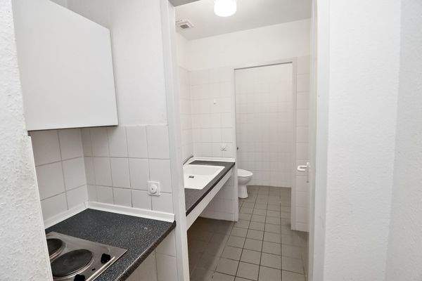 Durchgangsbereich mit integrierter Küche und WC 