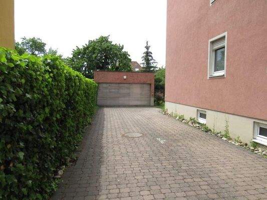 Zufahrt zur Garage mit Doppelparker
