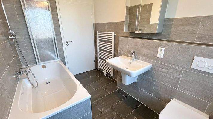 OG Wannenbad mit integriertem Duschelement