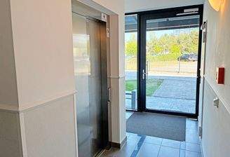 barriefreier Hauszugang und Fahrstuhl