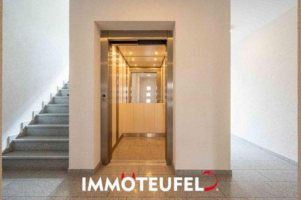 Treppenhaus mit Aufzug