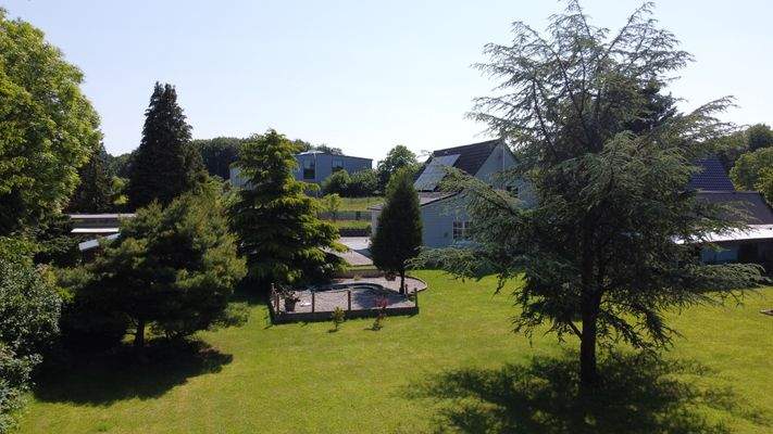 rückwärtige Ansicht von links