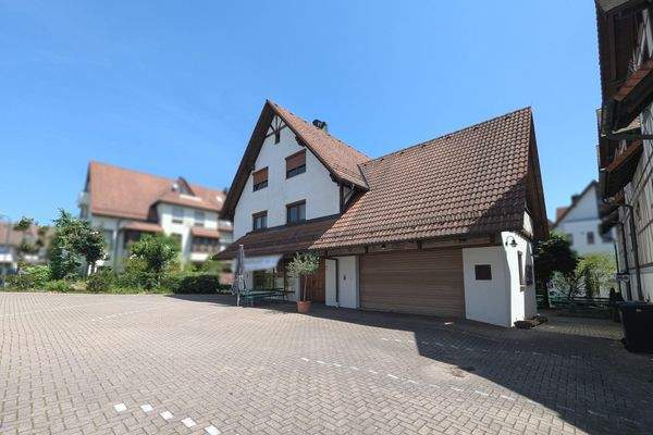 Hof mit Pkw-Stellplätzen