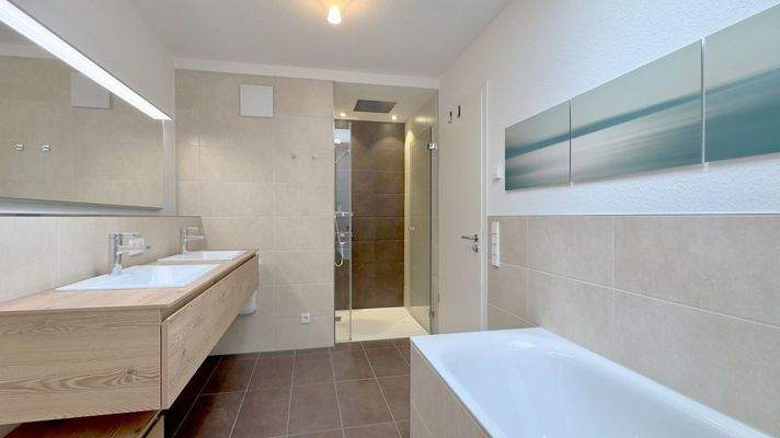 Großzügiges Badezimmer mit edler Ausstattung